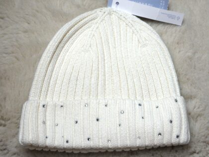 Witte muts met zilveren puntjes