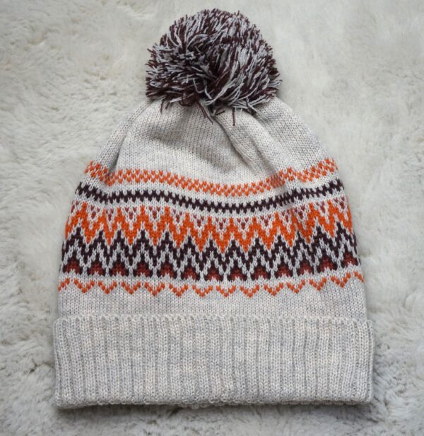 Meerkleurige muts met pompon