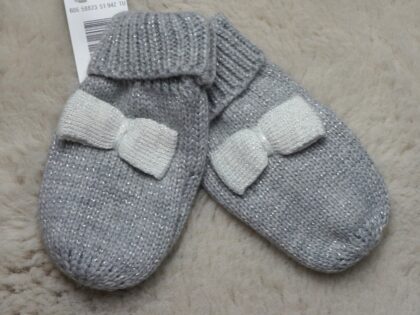 Grijze Gebreide Babyhandschoenen met Witte Strikjes